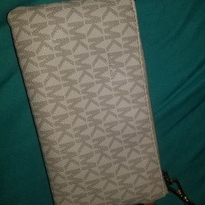 Michael kors wristlet